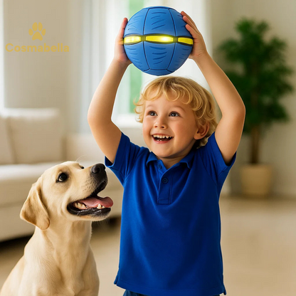 Hond en kind spelen met FlexiPlay LED frisbee binnen